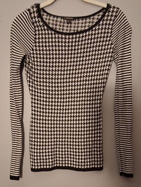 Express Black & White Houndstooth Long Sleeve Top